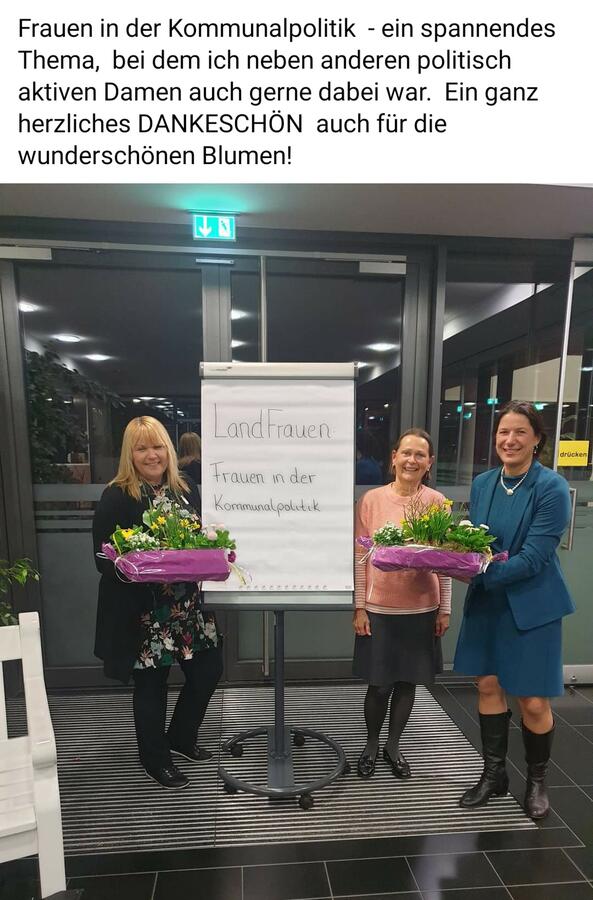 Bild vergrößern: Evelyn Hollmann, Beatrix Thunich und Claudia Sommer stehen mit Blumenkörben vor einem Plakat.