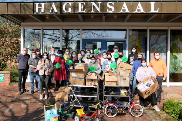 Pflegeschülerinnen stehen mit ihren gesammelten Spenden vor dem Hagensaal in Nienhagen