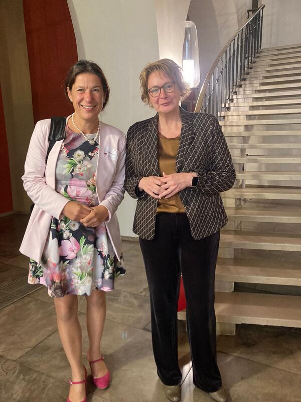 Claudia Sommer mit Ministerin Daniela Behrens
