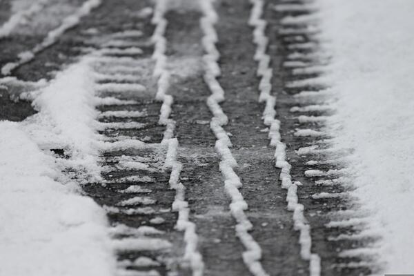 Bild vergrößern: Reifenspuren im Schnee