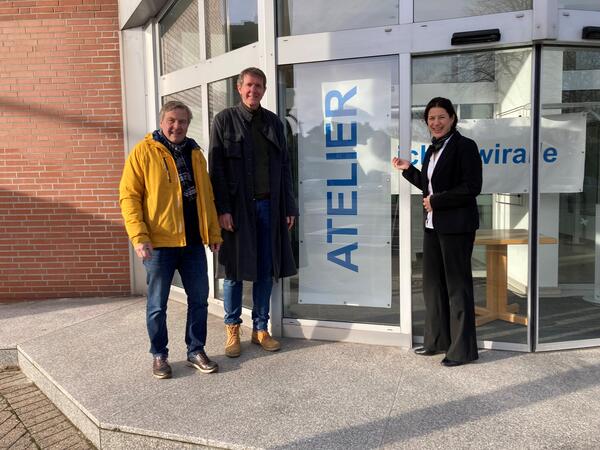 Bild vergrößern: Links steht Herr Makel, Bürgermeister von Nienhagen, daneben der Künstler, Daniel Hoernemann und rechts steht Frau Sommer.