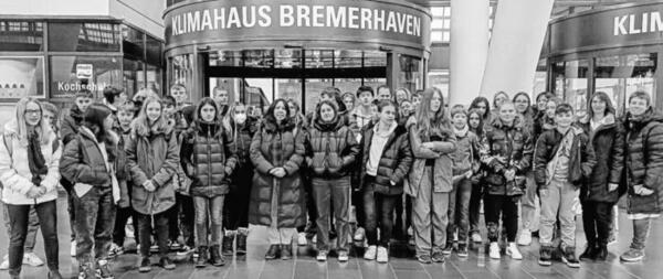 Die Gruppe der internationalen Schüler-Lehrer-Teams vor dem Klimahaus in Bremerhaven.