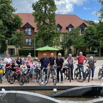 Bild vergrößern: Die Teilnehmenden an der Eröffnungsfahrt zum Stadtradeln im Jahr 2022 auf dem Herzogin-Agnes-Platz in Nienhagen.
