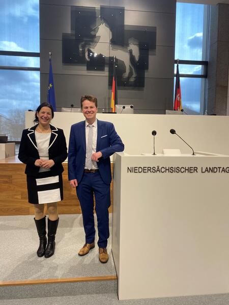 Samtgemeindebürgermeisterin Claudia Sommer und der Landtagsabgeordnete, Jörn Schepelmann.im Plenarsaal des Niedersächsischen Landtages.