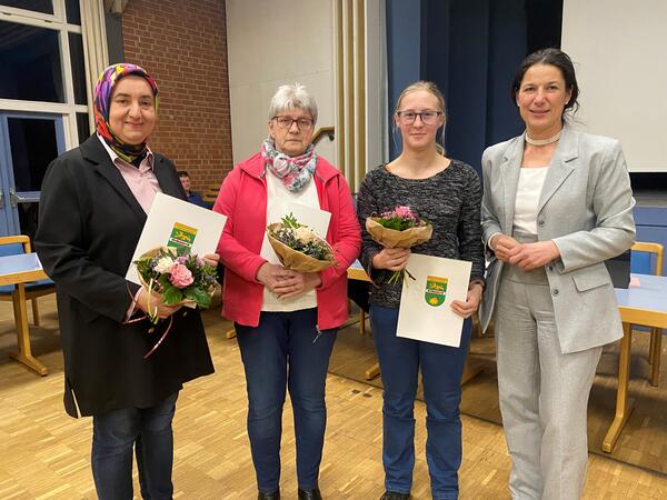 Bild vergrößern: Bildunterschrift: von links: Gonca Kaftan, Regina Elvers, Sandra Tietje mit Blumensträußen und Urkunden, daneben Claudia Sommer.