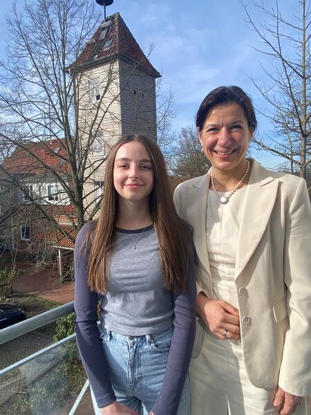 Samtgemeindebürgermeisterin Claudia Sommer und Praktikantin Josefine Owsianski auf dem Balkon, im Hintergrund der Glockenturm.