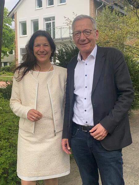 Claudia Sommer und Dirk-Ulrich Mende stehen vorm Rathaus Wathlingen