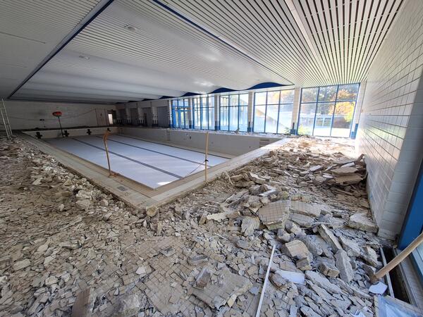 Bild vergr&ouml;&szlig;ern: Baustelle in einer Schwimmhalle, der Fu�boden ist aufgerissen und �berall liegen Fliesenreste auf dem Boden
