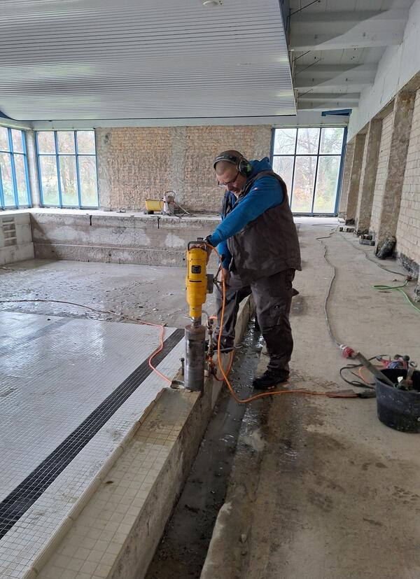 Bild vergr&ouml;&szlig;ern: Europabad Sanierung  - Beton bohren