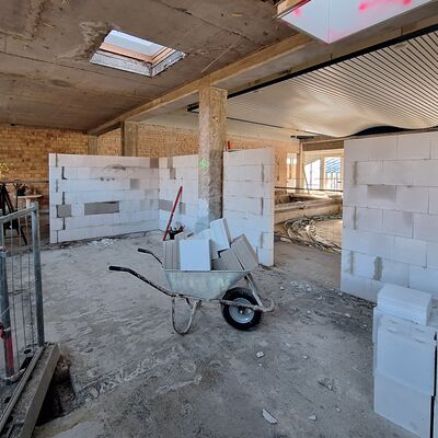 Bild vergr&ouml;&szlig;ern: Blick auf die Baustelle im Hallenbad, wo gerade W&auml;nde gemauert werden.