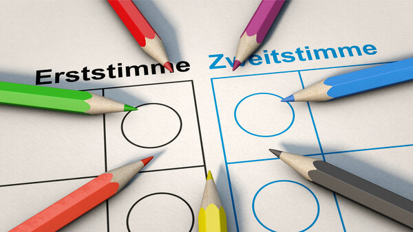 Bild vergr&ouml;&szlig;ern: Allgemeines Bild zur Wahl mit Stimmzettel, farbige Buntstifte liegen auf einem Wahlzettel mit der Beschriftung Erst- und Zweitstimme