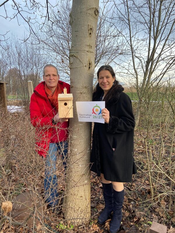 Bild vergr&ouml;&szlig;ern: Claudia Sommer und Sybille Marwede mit Nistk�sten