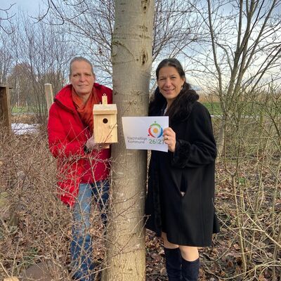 Bild vergr&ouml;&szlig;ern: Claudia Sommer und Sybille Marwede mit Nistk&auml;sten