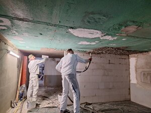 Bild vergr&ouml;&szlig;ern: Streichen der Kellerdecke im Hallenbad
