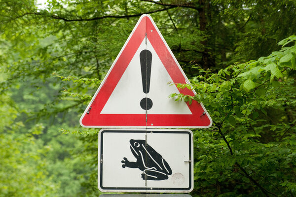 Bild vergr&ouml;&szlig;ern: Ein Warndreieck mit einem Ausrufungszeichen. Darunter ein wei�es Schild mit einer schwarzen Kr�te darauf