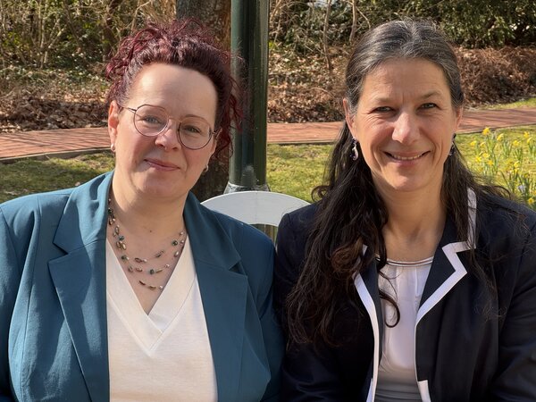 Bild vergr&ouml;&szlig;ern: Frau Koster, Initiatorin der Messe Herzst�cke und Schirmherrin Claudia Sommer. blicken in die Kamera.