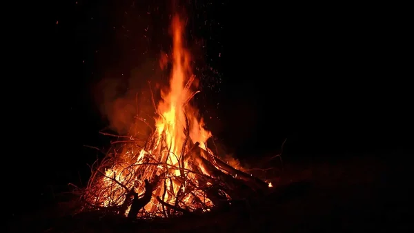 Bild vergr&ouml;&szlig;ern: Das aufgeschichtete Osterfeuer brennt