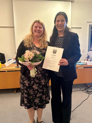 Bild vergr&ouml;&szlig;ern: Frau Sommer gratuliert Frau Denkert