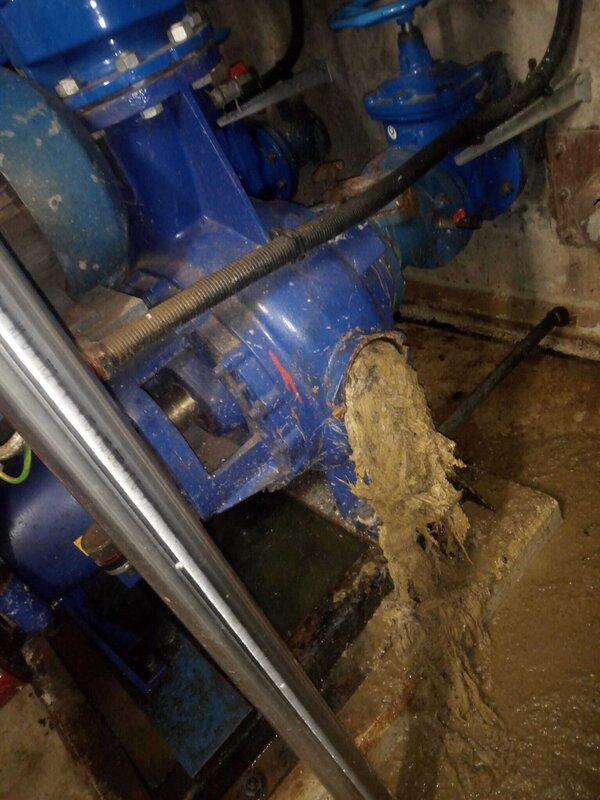 Bild vergr&ouml;&szlig;ern: Eine Abwasserpumpe, aus der Reste einer Masse aus Feuchtt�chern h�ngen.