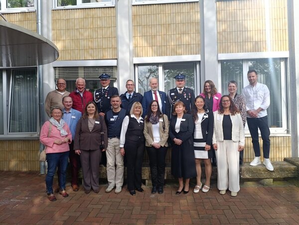Bild vergr&ouml;&szlig;ern: Delegation vor dem Rathaus Wathlingen