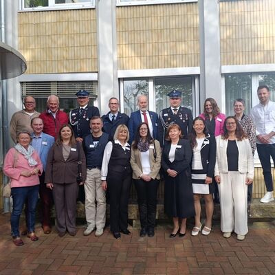 Bild vergr&ouml;&szlig;ern: Delegation vor dem Rathaus Wathlingen