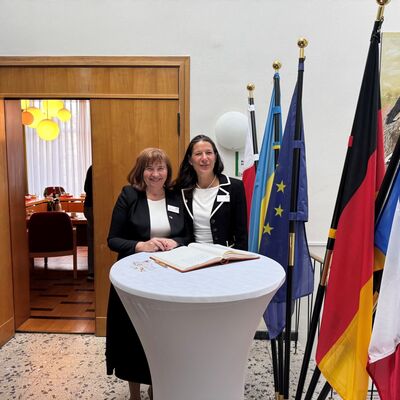 Bild vergr&ouml;&szlig;ern: B&uuml;rgermeisterinnen beim Eintrag ins Goldene Buch