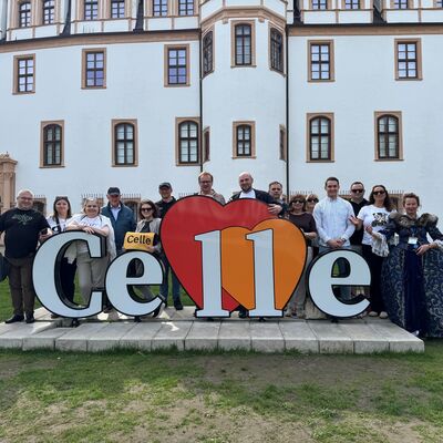 Bild vergr&ouml;&szlig;ern: Vor dem Schloss in Celle