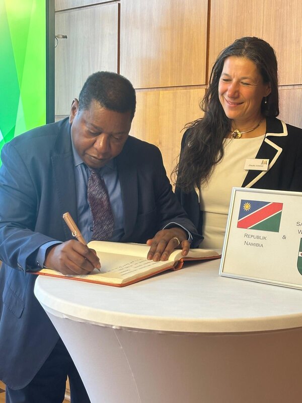 Samtgemeindeb&uuml;rgermeisterin Claudia Sommer und Botschafter Jerobeam Shaanika