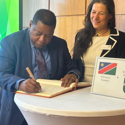 Bild vergr&ouml;&szlig;ern: Samtgemeindeb&uuml;rgermeisterin Claudia Sommer und Botschafter Jerobeam Shaanika