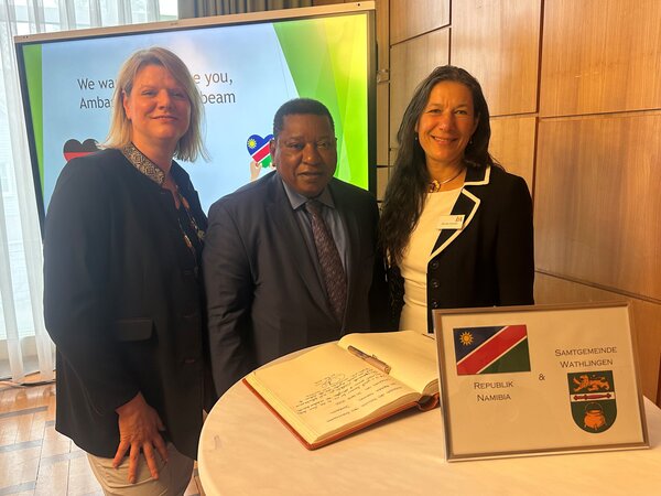 Bild vergr&ouml;&szlig;ern: Konstanze F�hrer, Jerobeam Shaanika und Claudia Sommer