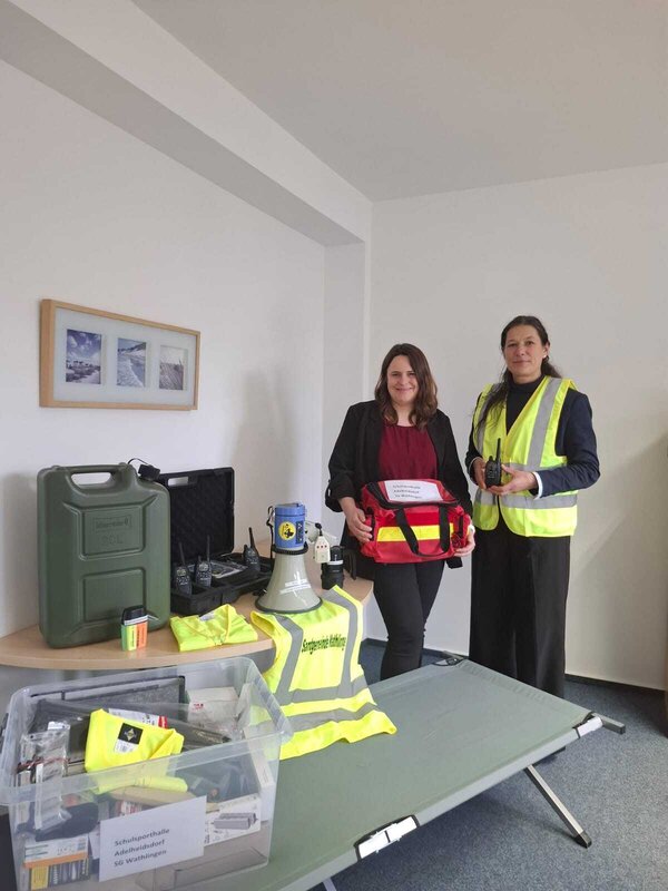 Bild vergr&ouml;&szlig;ern: Frau Sommer und Frau Baacke mit Ausr�stung