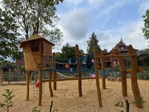 Bild vergr&ouml;&szlig;ern: Das Kletterger&uuml;st auf dem Schulhof
