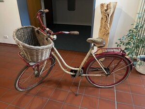 Bild vergr&ouml;&szlig;ern: Damenfahrrad mit Korb am Lenker steht in einem gefliesten Flur