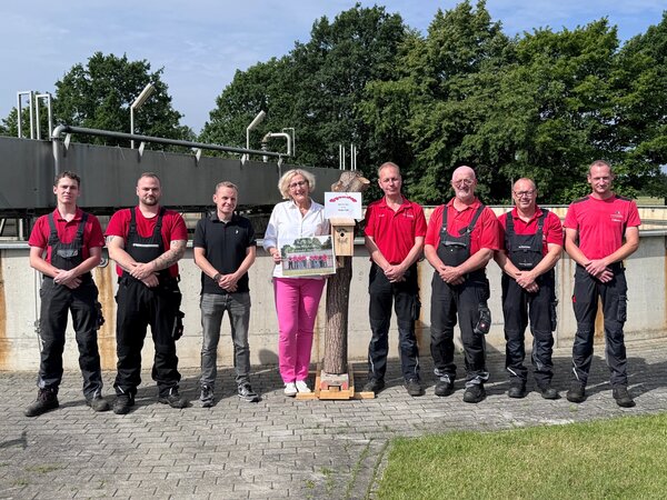 Mitarbeiter des Kl&auml;rwerkes &uuml;bergeben die Spende an das Hospiz Celle. 