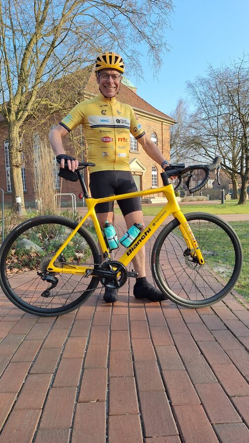 Bild vergr&ouml;&szlig;ern: Patrick P�nder, im schwarz-gelben Radtrikot mit gelbem Fahrrad.