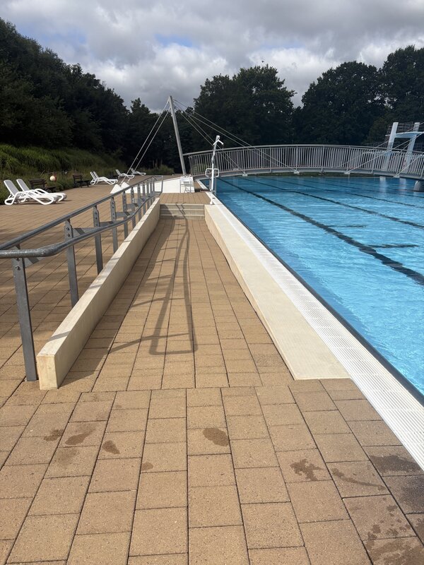 Bild vergr&ouml;&szlig;ern: Rampe f�r Rollstuhlfahrende im Freibad