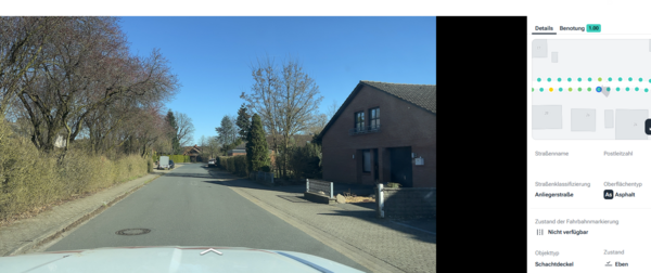Blick auf eine Stra&szlig;e, links und rechts stehen B&auml;ume und rechts steht noch ein Haus.