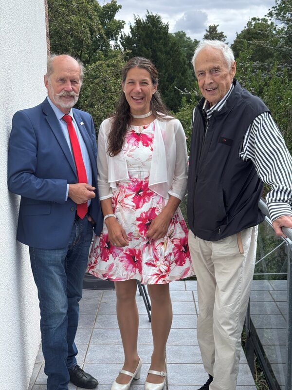 Bild vergr&ouml;&szlig;ern: Ehrensamtgemeindeb�rgermeister Wolfgang Grube, Samtgemeindeb�rgermeisterin Claudia Sommer und Dr. Karsten Hoppenstedt stehen auf dem Balkon.