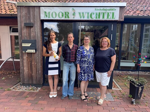 Bild vergr&ouml;&szlig;ern: von links: Samtgemeindeb�rgermeisterin Claudia Sommer, Dr. Hanna Ehlert, B�rgermeisterin Heike Behrens und KiTa-Leiterin Sandra H�hle stehen vor dem Eingang der KiTa Moorwichtel in Gro�moor