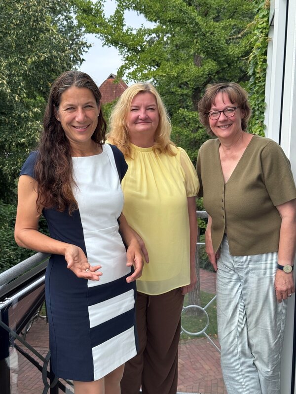 Bild vergr&ouml;&szlig;ern: von links: Samtgemeindeb�rgermeisterin Claudia Sommer, Gesch�ftsf�hrerin Anja Niebuhr und Gesch�ftsf�hrerin Simone Welzien stehen auf dem Balkon