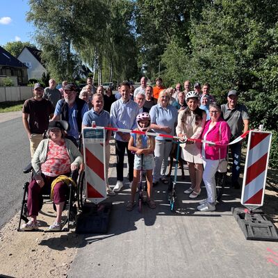 Bild vergr&ouml;&szlig;ern: Frau Sommer durchschneidet das Band