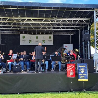 Bild vergr&ouml;&szlig;ern: Der Musikzug der Ortsfeuerwehr Adelheidsdorf in Kooperation mit dem Musikzug Ehlershausen/Ramlingen