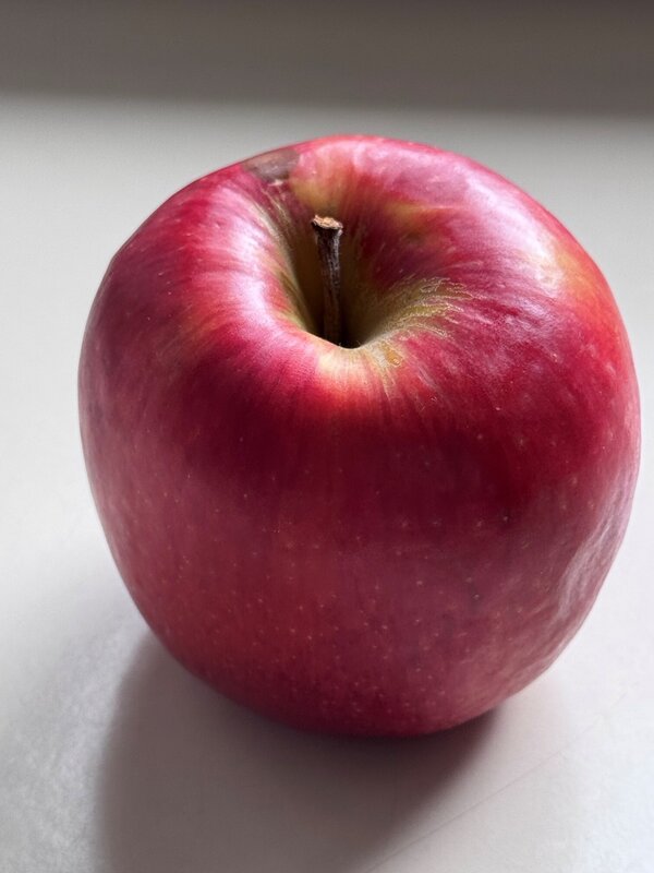 Bild vergr&ouml;&szlig;ern: Ein roter Apfel