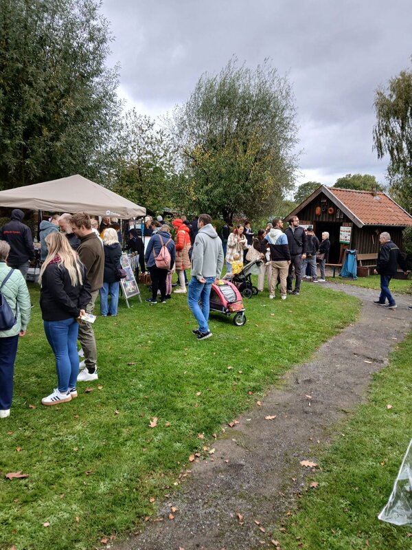 Bild vergr&ouml;&szlig;ern: Viele Menschen besuchten das Apfelfest auf der Naturkontaktstation
