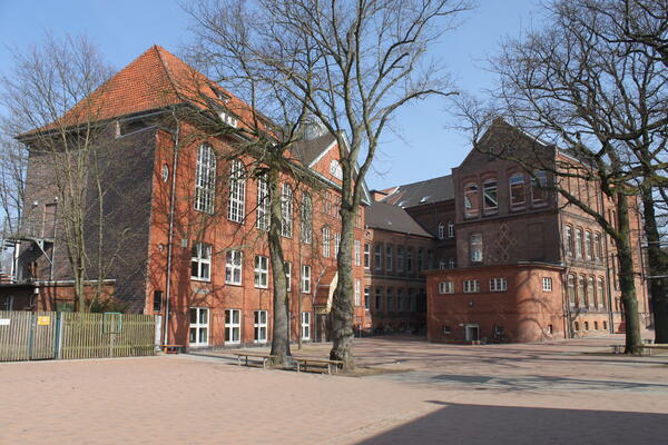 Bild vergrößern: Das Kaiserin-Auguste-Viktoria-Gymnasium in Celle vom Pausenhof fotografiert.