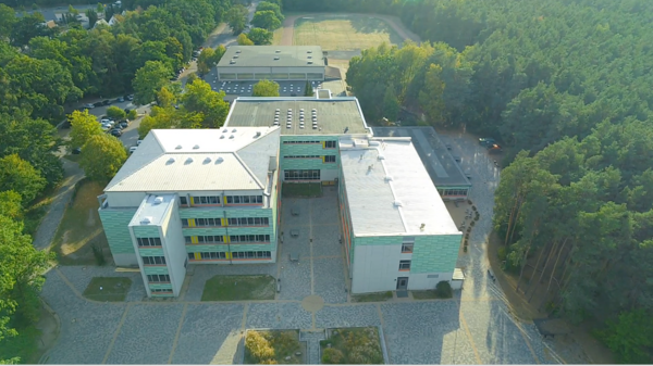 Bild vergrößern: Luftaufnahme vom Hermann-Billung-Gymnasium in Celle.